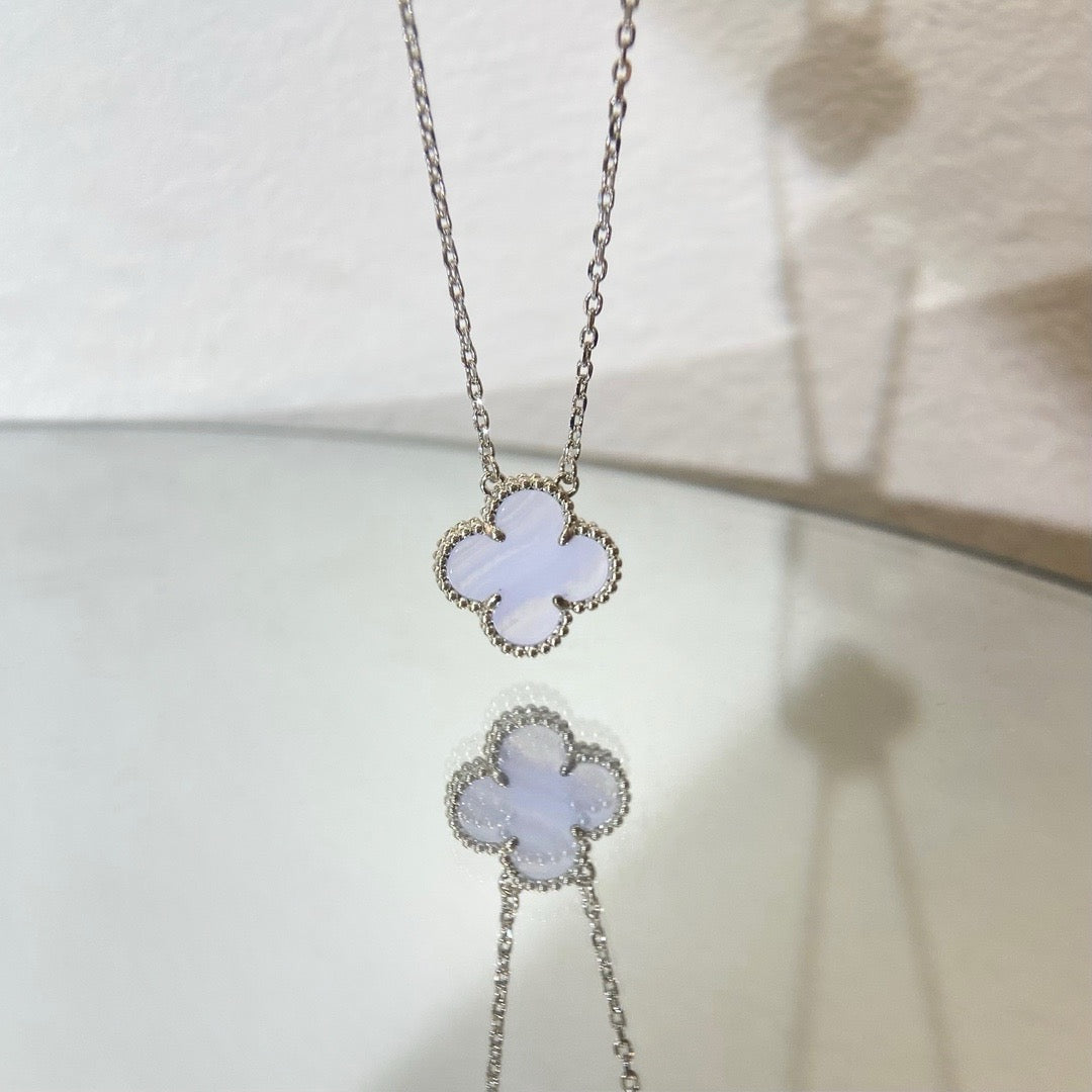 [MIRA]CLOVER 15MM BLUE CHALCEDONY NECKLACE SILVER
