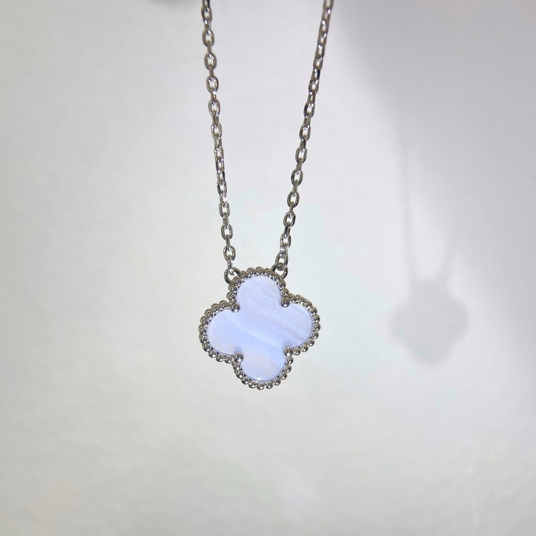 [MIRA]CLOVER 15MM BLUE CHALCEDONY NECKLACE SILVER