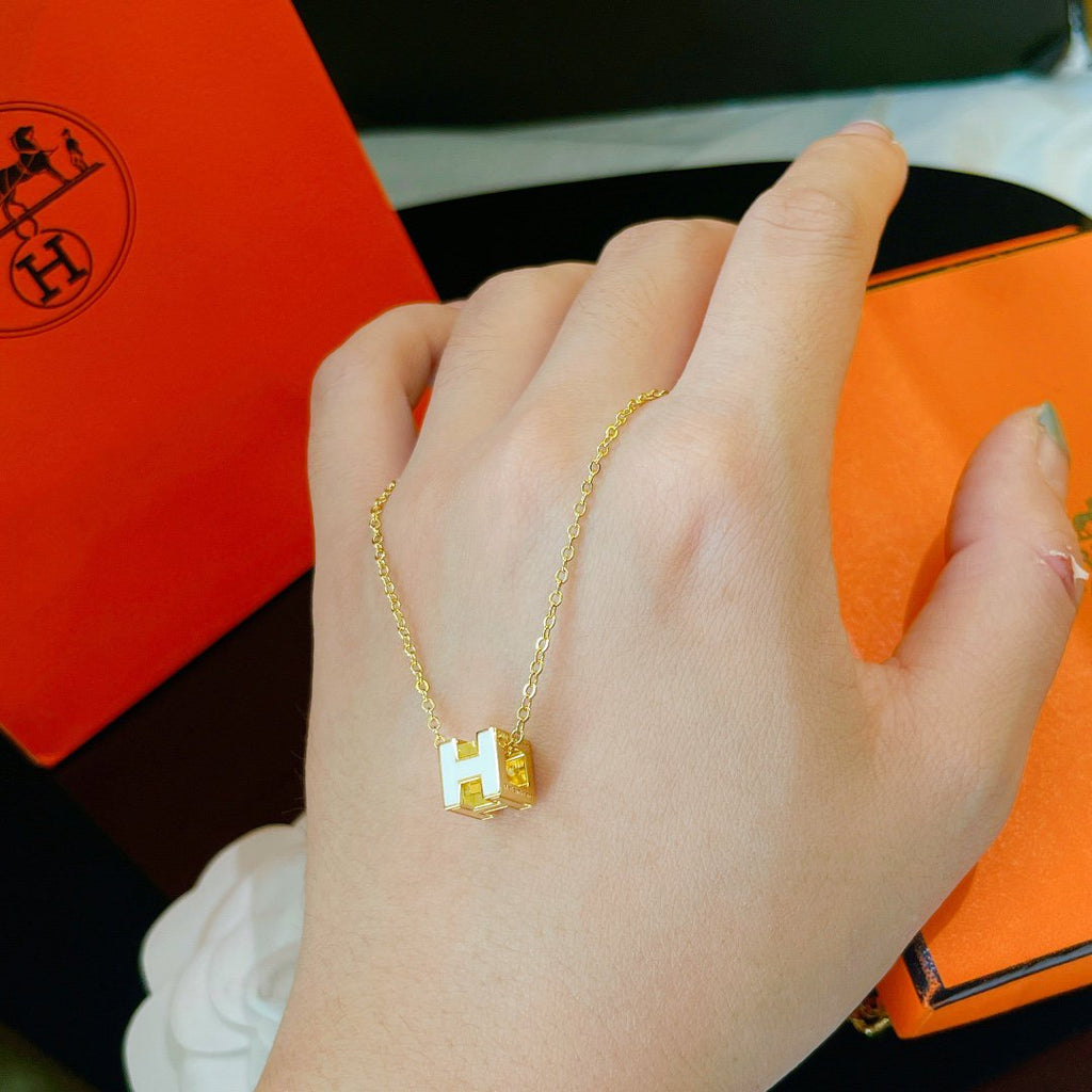 [MIRA]H WHITE SQUARE GOLD NECKLACE