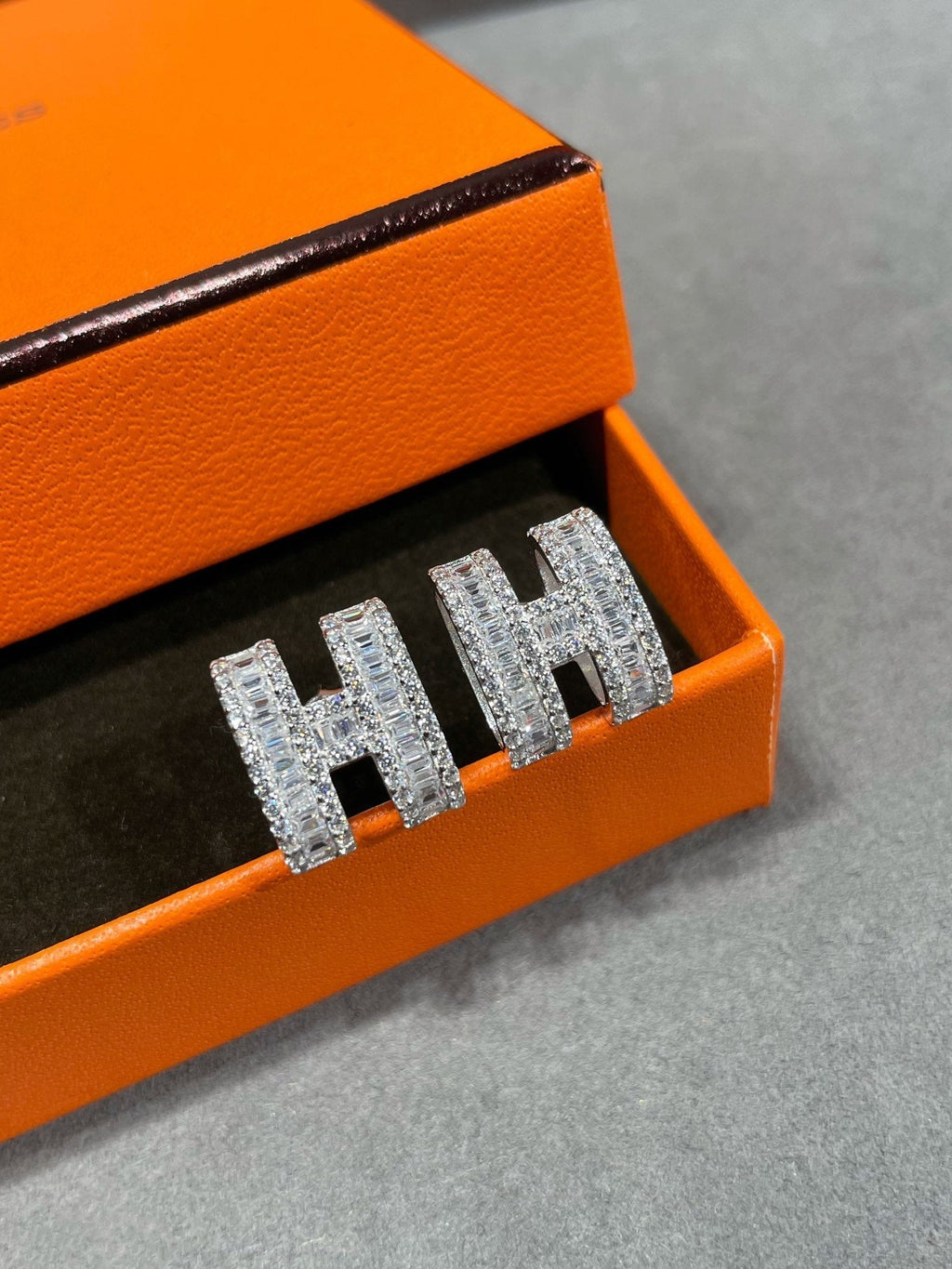 [MIRA]H STUD EARRINGS WITH SILVER DIAMONDS