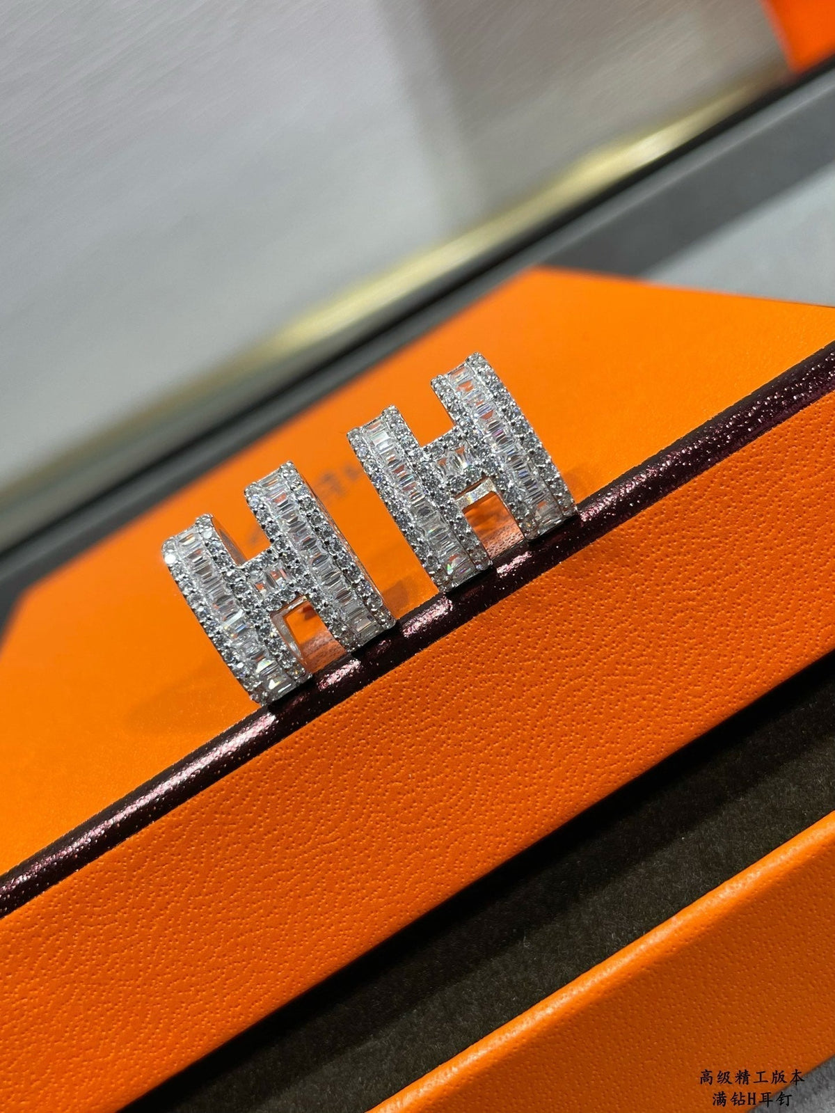 [MIRA]H STUD EARRINGS WITH SILVER DIAMONDS