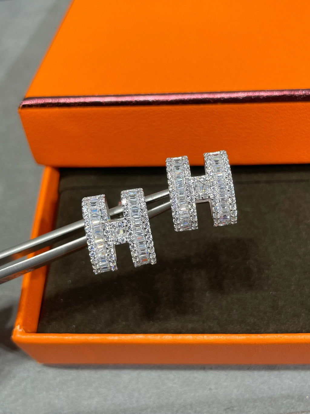 [MIRA]H STUD EARRINGS WITH SILVER DIAMONDS