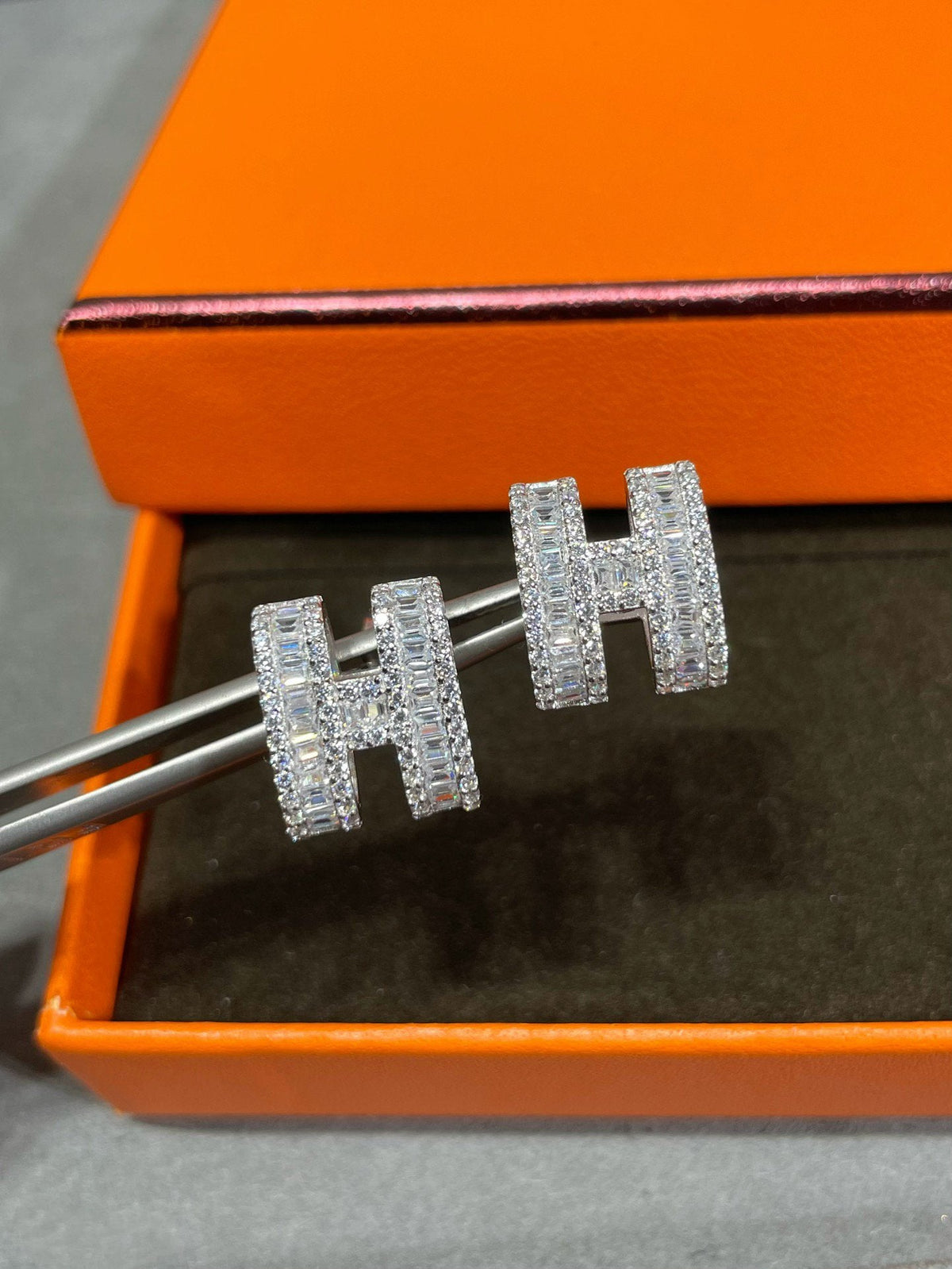 [MIRA]H STUD EARRINGS WITH SILVER DIAMONDS
