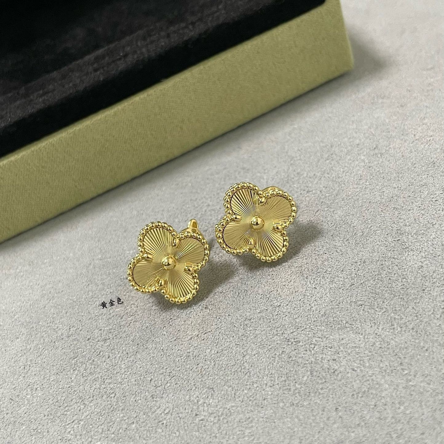 [MIRA]CLOVER MEDIUM STUD EARRINGS