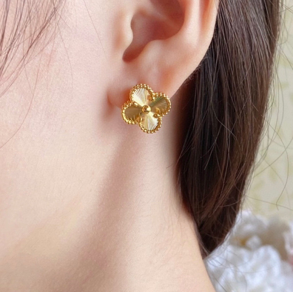 [MIRA]CLOVER MEDIUM STUD EARRINGS