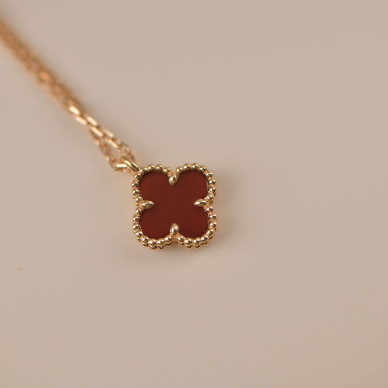 [MIRA]CLOVER MINI 9.5MM WHITE CARNELIANS NECKLACE