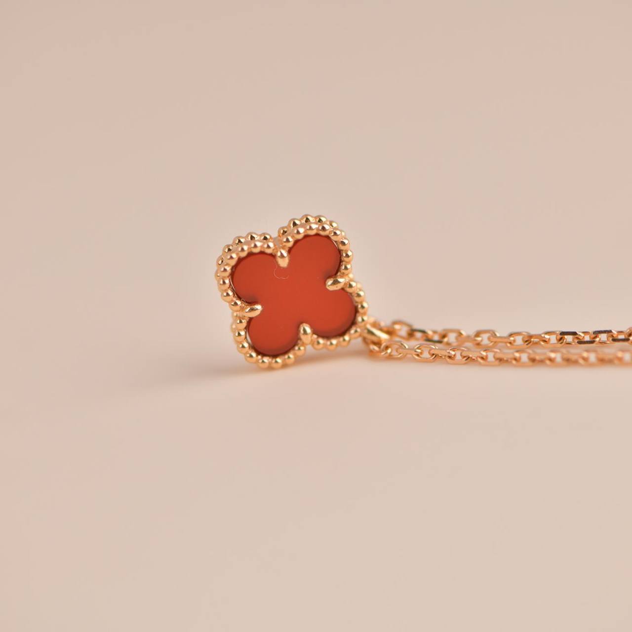 [MIRA]CLOVER MINI 9.5MM WHITE CARNELIANS NECKLACE