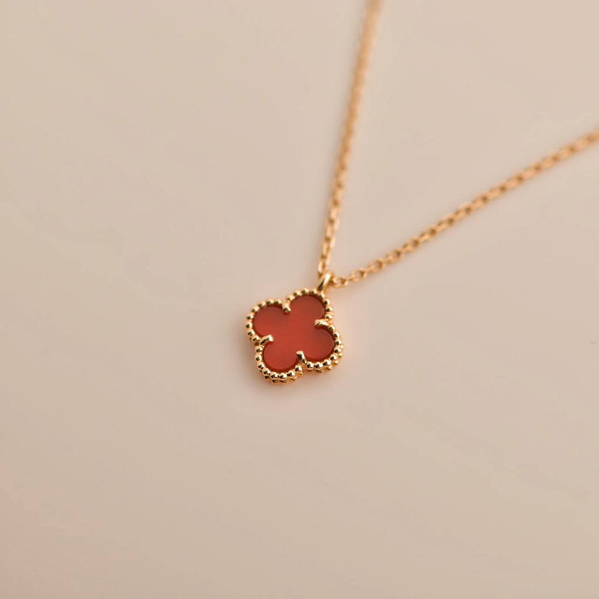[MIRA]CLOVER MINI 9.5MM WHITE CARNELIANS NECKLACE