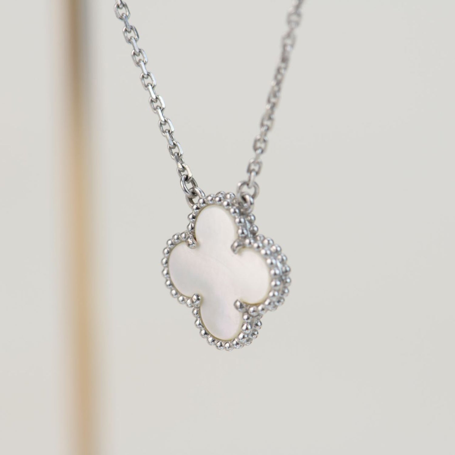 [MIRA]CLOVER  15MM WHITE MOTHER-OF-PEARL SILVER