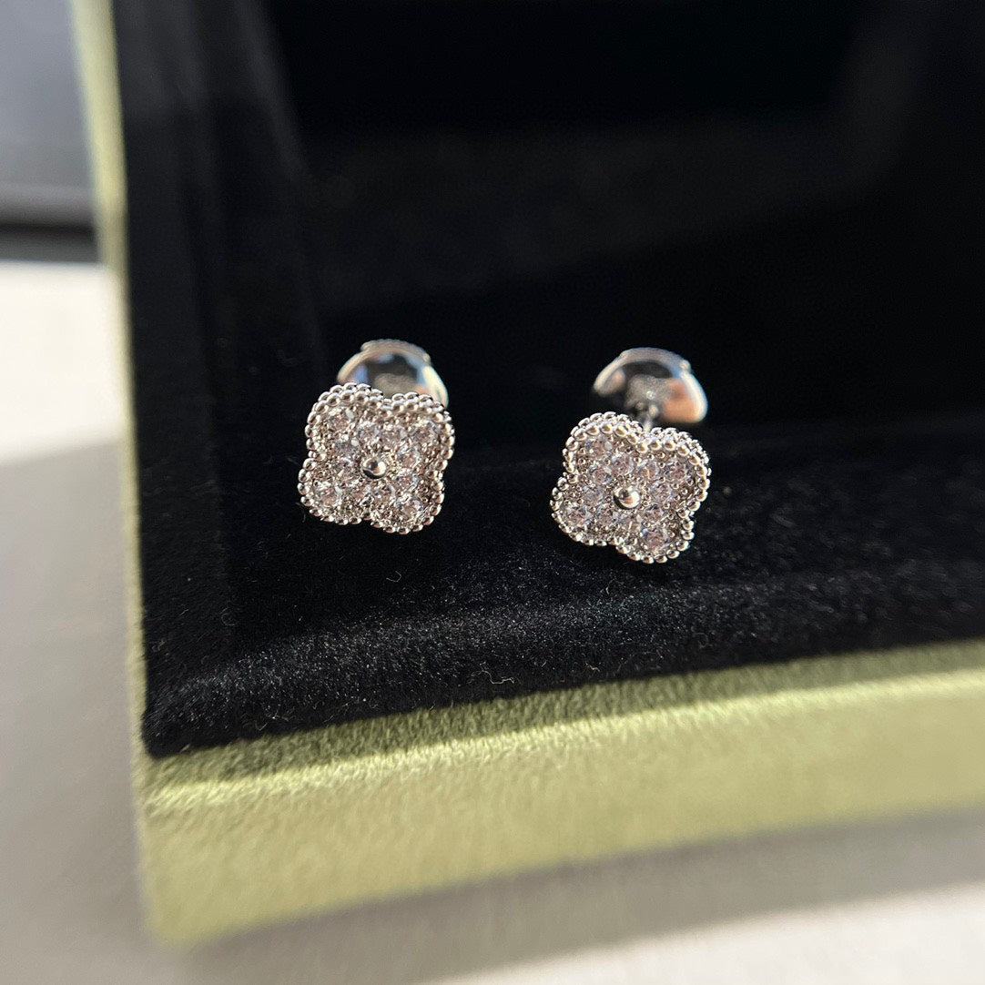 [MIRA]CLOVER MINI DIAMOND STUD EARRINGS