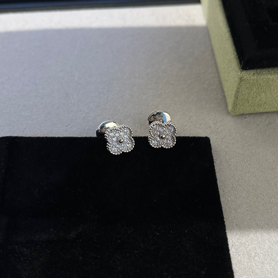 [MIRA]CLOVER MINI DIAMOND STUD EARRINGS