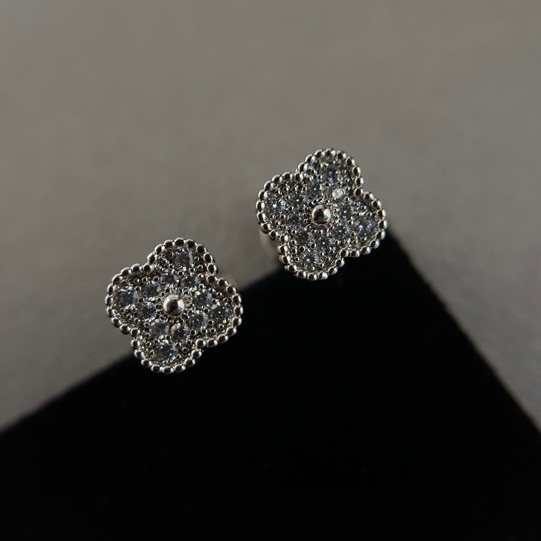 [MIRA]CLOVER MINI DIAMOND STUD EARRINGS