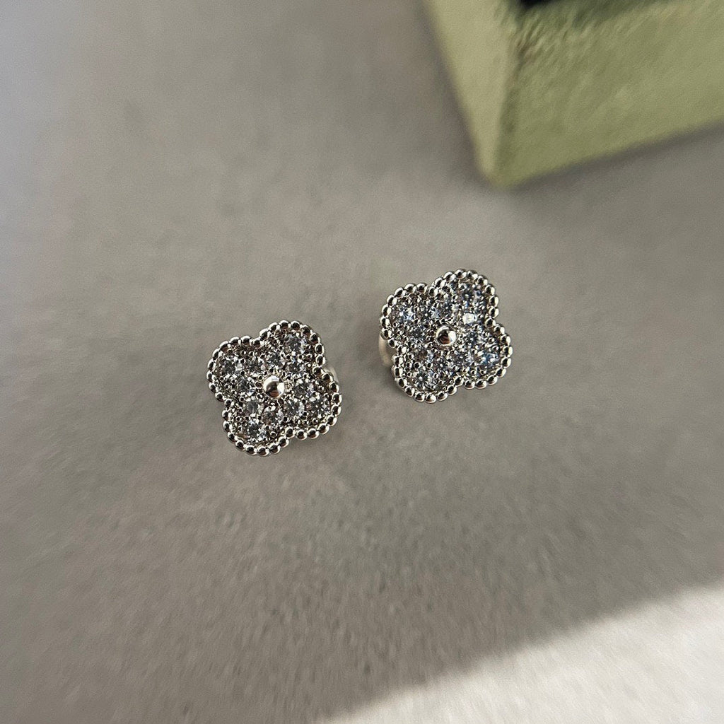 [MIRA]CLOVER MINI DIAMOND STUD EARRINGS