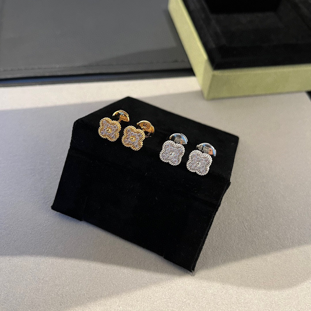 [MIRA]CLOVER MINI DIAMOND STUD EARRINGS