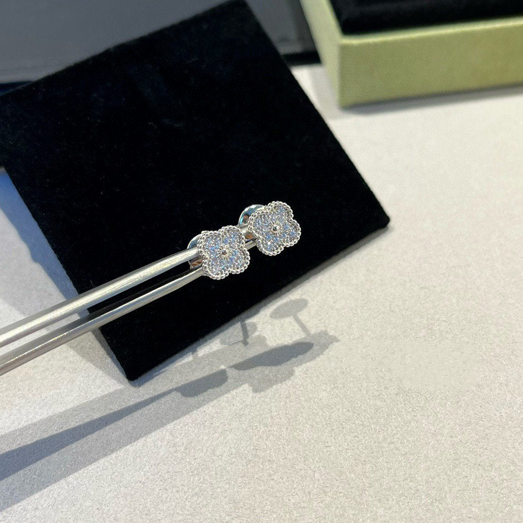 [MIRA]CLOVER MINI DIAMOND STUD EARRINGS
